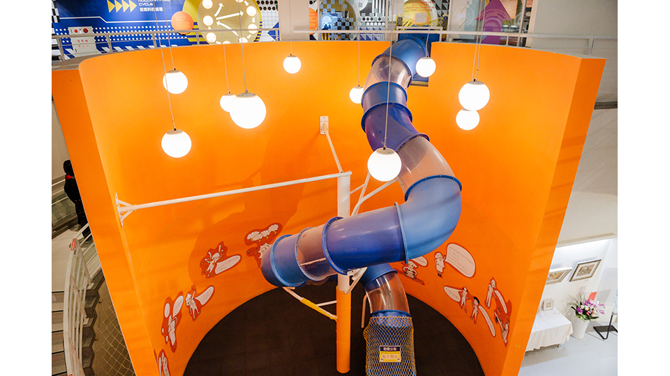 電力溜滑梯如同反應爐，弧形牆面像水蒸氣，藍色滑梯則代表爐內循環的冷卻水，而乘坐滑梯的遊客便如水分子，完成冷卻水在爐內冷、熱交換的過程。